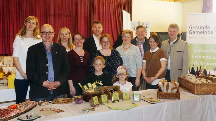 Die Initiativgruppe "Oachn Stoak" mit Vizebürgermeister Siegfried Flechl lud...