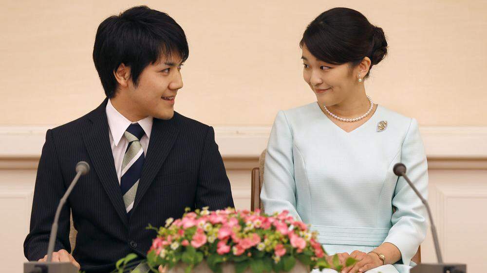 Die japanische Prinzessin Mako und ihr Studienfreund Kei Komuro haben am Sonntag ihre Verlobung offiziell bekanntgegeben