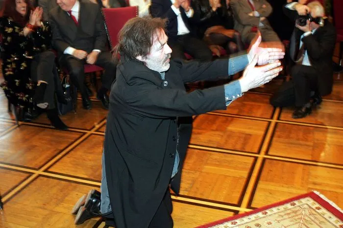 ... Manfred Deix 2005 im Rahmen der Verleihung des Goldenen Ehrenzeichen des Landes Wien im Rathaus ...