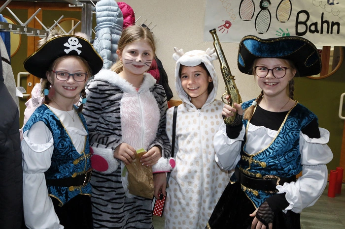 ...Prinzessinnen, Hexen, Tiger und Piraten mit einer lustigen Polonaise.