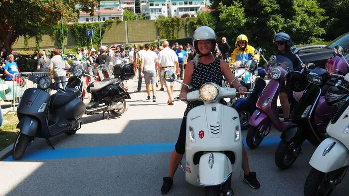 Heuer rollen die Vespafahrer seit Mittwochabend zu den bis Sonntag dauernden zweiten Vespa Days in Pörtschach an. Allein Samstagmittag brachen 300 von ihnen zur Sternfahrt nach Tarvis auf, wo sie sich mit einem Laibacher und einem Udineser Vespa Klub trafen.