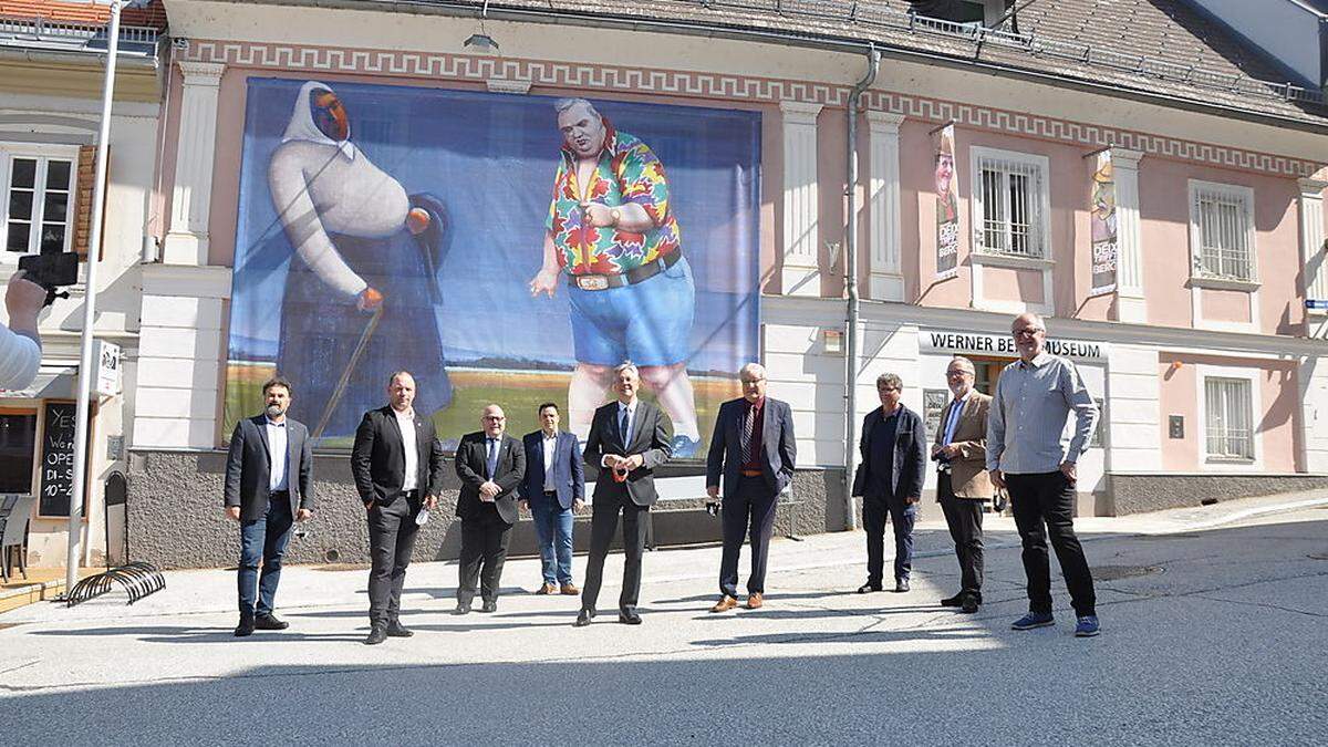 Auf Abstand und dennoch dabei: Landeshauptmann Peter Kaiser mit Entourage vor dem Werner Berg Museum 