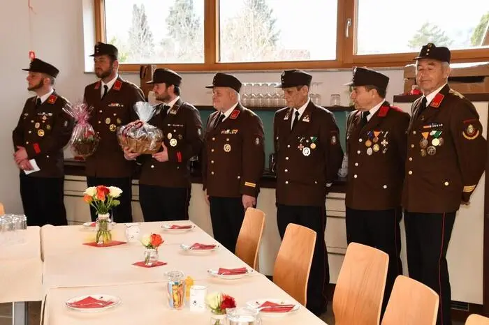 Seit 1962 gehört Peter Feichtner der Feuerwehr Peterdorf an. Unzählige Einsätze und Übungen prägten seine aktive Zeit, zudem absolvierte er das Feuerwehrleistungsabzeichen in Bronze. Große Wertschätzung genoss er vor allem für seine Verlässlichkeit bei den Arbeiten rund um Veranstaltungen. Wenn nach Festen zusammengeräumt wurde, war auf ihn stets Verlass. Auch in der Seniorenabteilung engagierte er sich solange es seine Gesundheit erlaubte.
