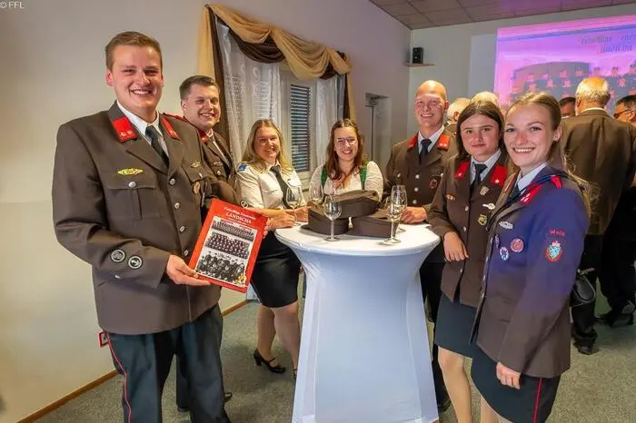 Nach einer kurzen Fahrzeugvorstellung und Präsentation der Chronik wurden mehr als 20 verdiente Kameraden ausgezeichnet. 