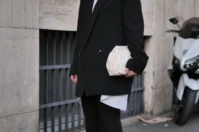 Lässig mit übergroßem Blazer sind die schmalen Hosen auch eine perfekte Option für Bürooutfits.
