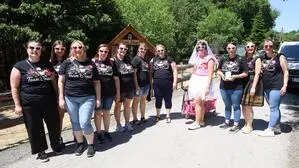 Vor der Hochzeit besuchten Braut und Freundinnen das Weinblütenfest