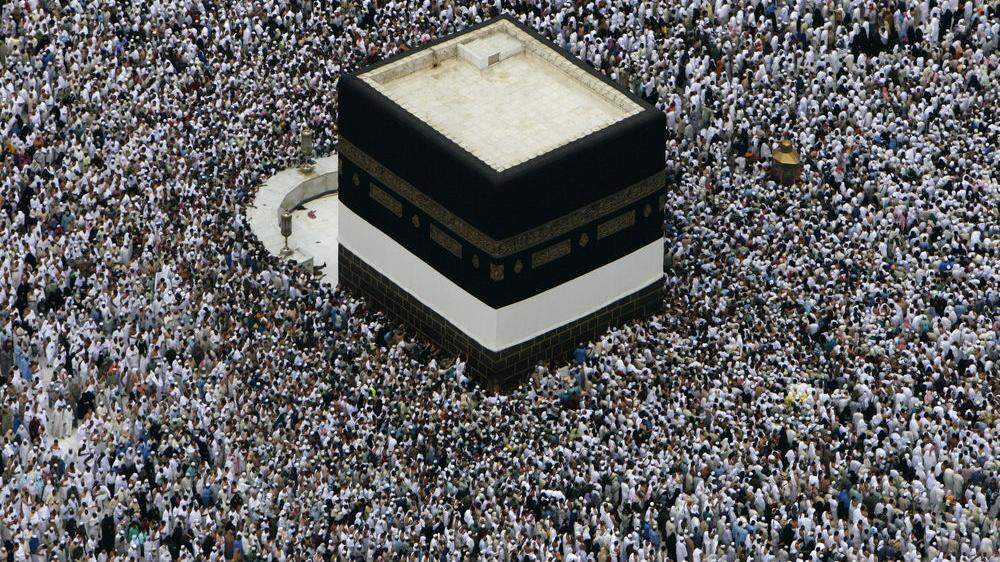 Gläubige umrunden die Kaaba