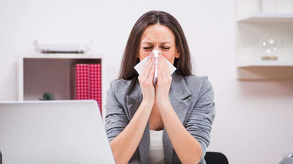 Frösteln, Gliederschmerzen und Fieber: Sofort im Büro Bescheid sagen