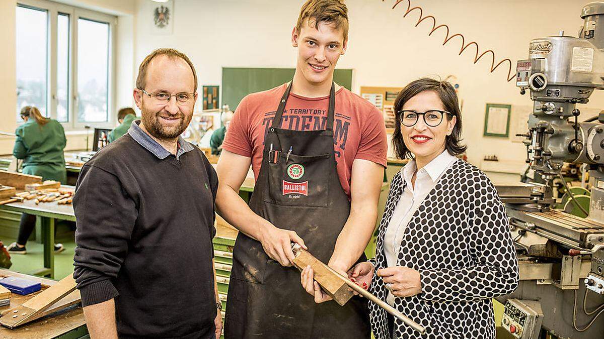 Falk Reisenauer aus Namibia mit Direktorin Silke Bergmoser und Werkstättenleiter Wolfgang Pfeiffer 