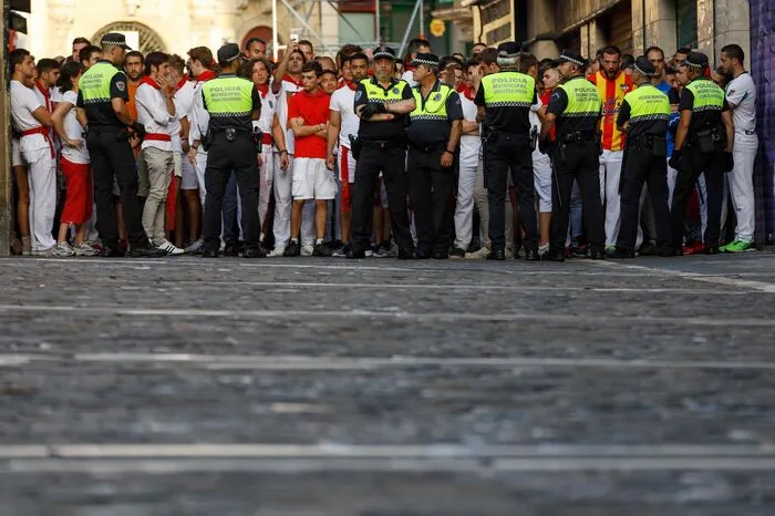 Bei dem seit 1591 stattfindenden Fest, das dem Stadtheiligen San Fermin gewidmet ist, werden acht Tage lang jeweils sechs Kampfstiere durch die engen Gassen der Altstadt in die Arena getrieben. Dabei laufen Hunderte Menschen vor den rund 600 Kilogramm schweren Bullen her.