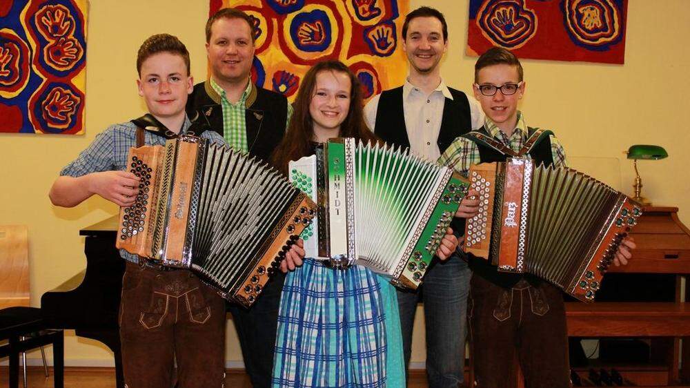 Gregor Lang (hinten links) und Karl Berger (hinten rechts) mit ihren Harmonika-Schülern der Musikschule Birkfeld