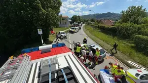 Das Bild zeigt die zwei Unfallautos und EInsatzkräfte nach dem Frontal-Crash