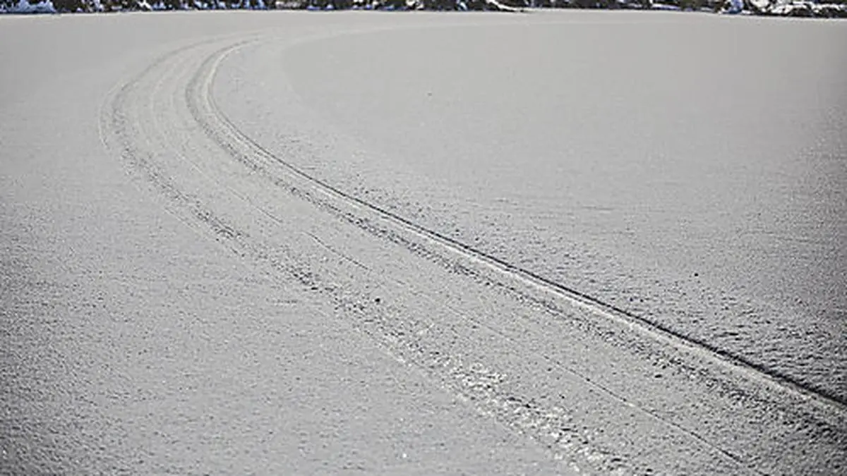 Die Mischung aus Regen und Schnee wurde der Eisschicht auf dem Hörzendorfer See zum Verhängniss
