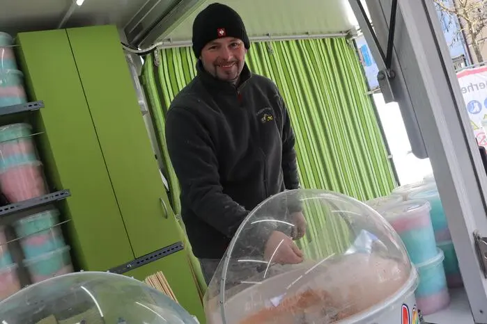 Im abgesperrten Bereich am Hauptplatz gab es außerdem Zuckerwatte, Luftballons und eine rotierende Vergnügungsattraktion, die für Staunen bei den Kindern sorgte