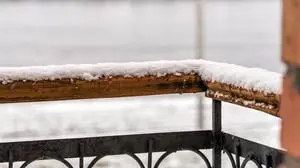 Balkongeländer mit einer dünnen Schicht Schnee