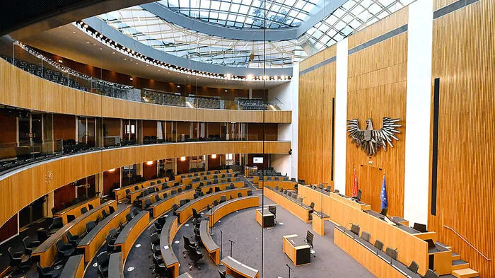 Der Sitzungssaal des Nationalrates wurde aufwendig saniert, erste Probleme mit der Akustik wurden inzwischen behoben