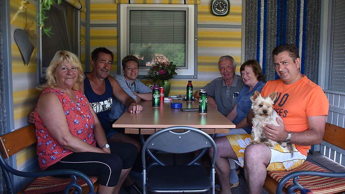 Dauercamper Siegfried Waschnig-Theuermann (links) mit seiner Familie und Hans Reiter und Hermine Stebe (rechts hinten)