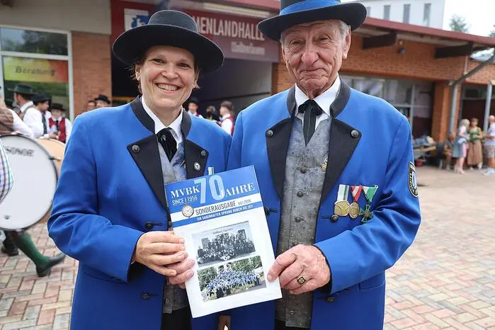 Anita Dirnbauer und das älteste aktive Mitglied Johann Maurer (87) mit der vorgestellten Vereinschronik