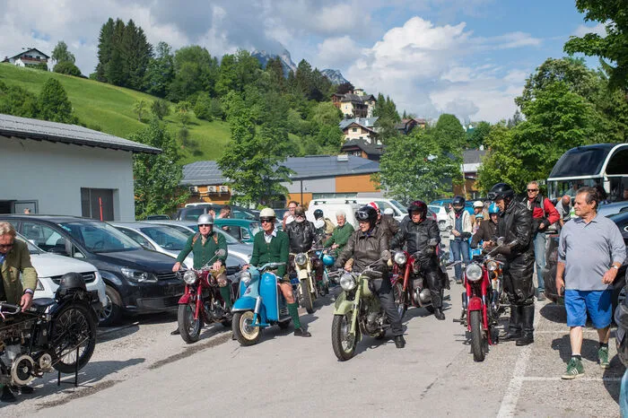 Am Samstag vor dem großen Fest trafen sich in Bad Aussee Oldtimerfans zur großen gemeinsam Ausfahrt durchs Ausseerland.