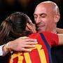 Spaniens Verbandschef Luis Rubiales beglückwünschte die frisch gebackenen Weltmeisterinnen. Die Art und Weise sorgte für Kritik