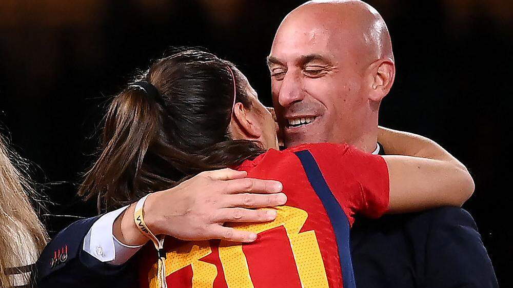 Spaniens Verbandschef Luis Rubiales beglückwünschte die frisch gebackenen Weltmeisterinnen. Die Art und Weise sorgte für Kritik