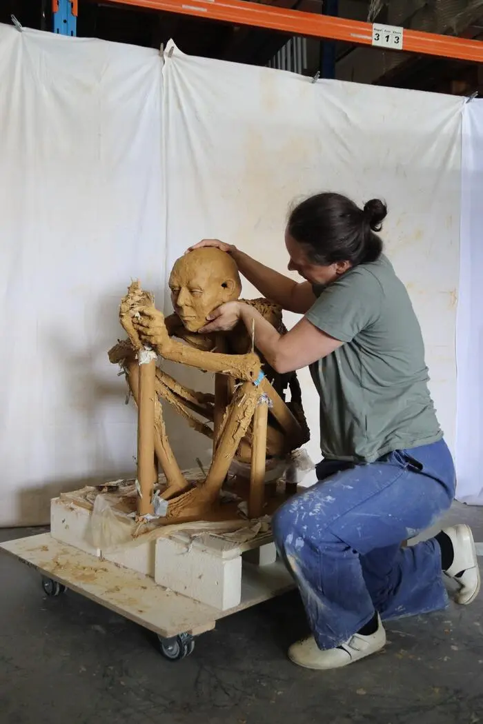 Lukasser arbeitet an einer Terrakotta-Figur