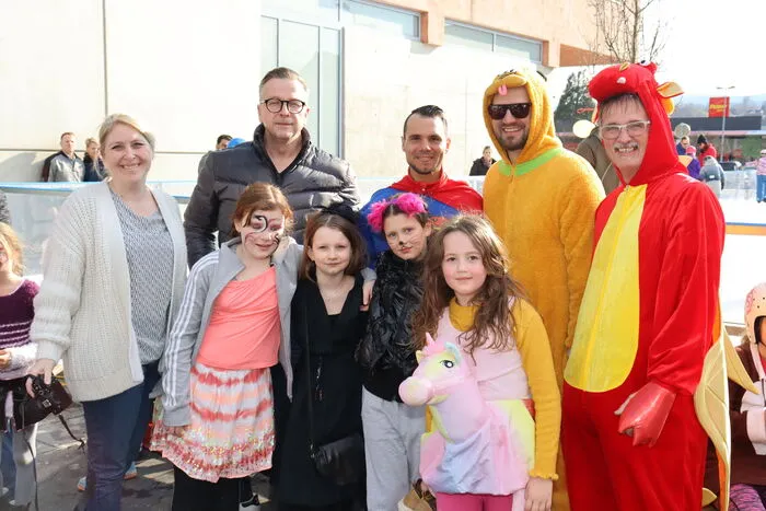 Zahlreiche Kinder mit Eltern nutzen die Chance und genossen bei frühlingshaften Temperaturen einen gemütlichen Nachmittag.