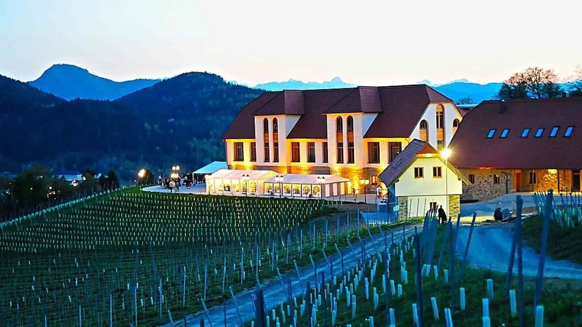 In der „blauen Stunde“ präsentiert sich das Château märchenhaft schön 