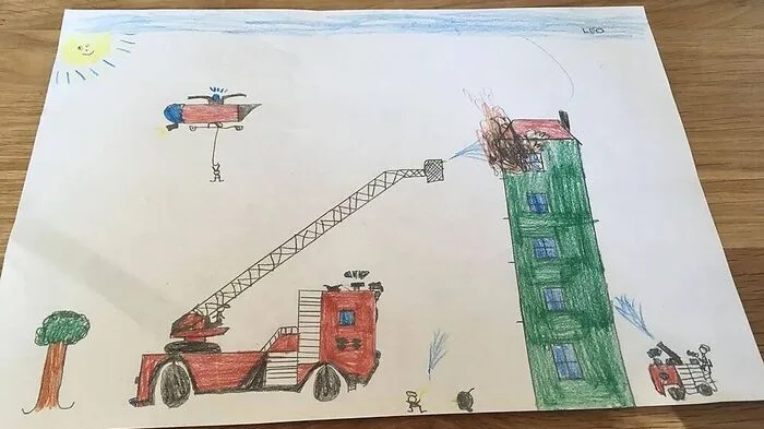 Leo zeichnete für den Malwettbewerb die Feuerwehr, die gerade einen Brand löscht