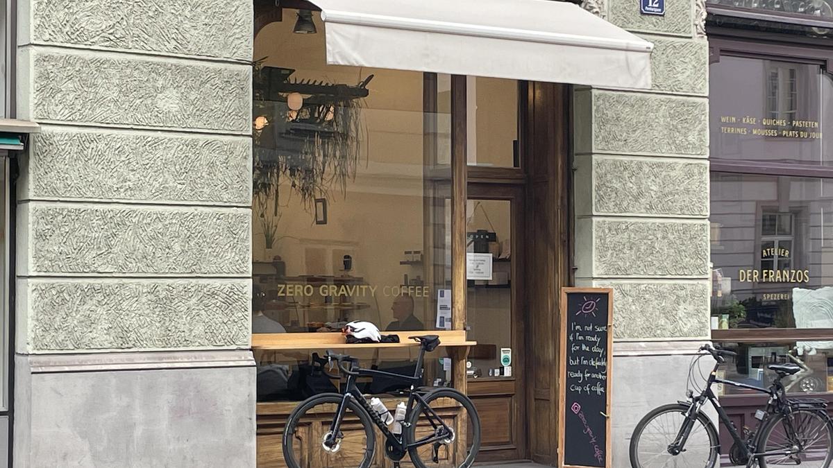 Im Herzen der Stadt genießt man frisch gebrühten Filterkaffee oder Espresso aus der hauseigenen Rösterei