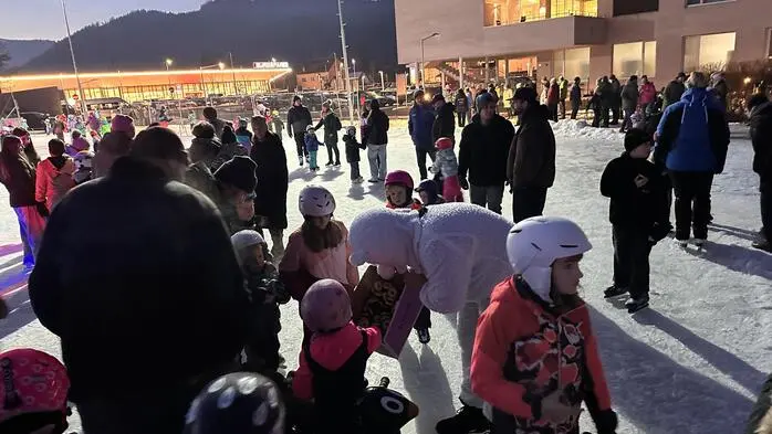 Für jede Menge Spaß bei Jung und Alt sorgte die Kindereisdisco mit DJ Partyhirsch am Eislaufplatz Hadersdorf.