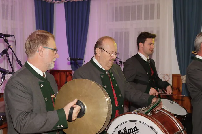 Für eine volle Tanzfläche sorgten die Musiker der Gruppe „Lipizzanerheimatklang“.