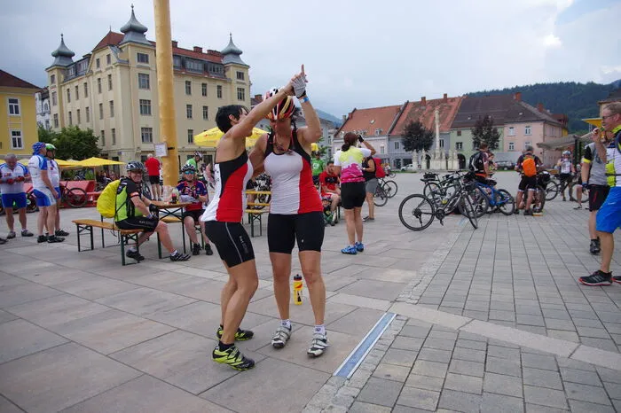 Bei schwungvoller Musik legen die Radfahrerinnen eine flotte Sohle aufs Parkett.
