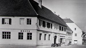 1974 wurde aus dem umgebauten Gasthaus Maitz die Raiffeisenbank, die es bis heute geblieben ist