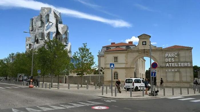 Rund 11.000 Aluminiumkästen, die den Himmel widerspiegeln und im Licht der Sonne Südfrankreichs wie Kristalle metallisch glänzen. Sie zieren die Fassade des 56 Meter hohen Turms des amerikanischen Stararchitekten Frank Gehry, der über die Dächer der Stadt Arles ragt. Der spektakuläre Bau ist Teil des riesigen LUMA-Ausstellungskomplexes der Schweizer Milliardärin Maja Hoffmann, der am Samstag eröffnet wurde.