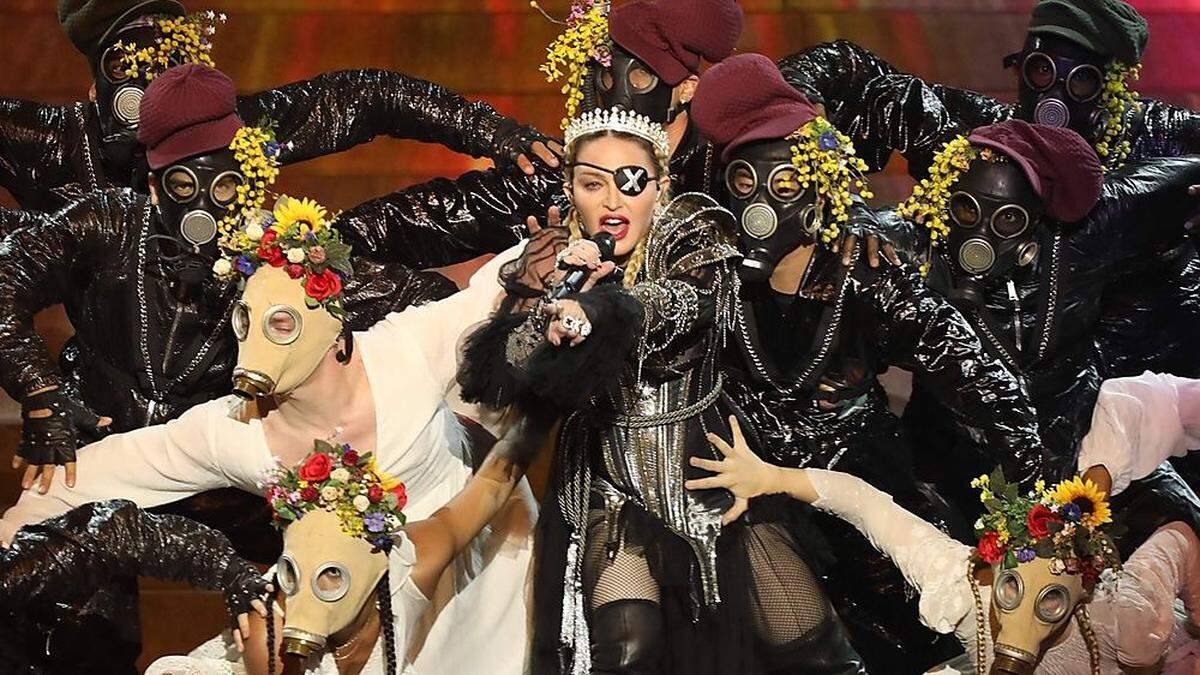 Madonna gurgelte Hymne mit dem Bier eines Fans