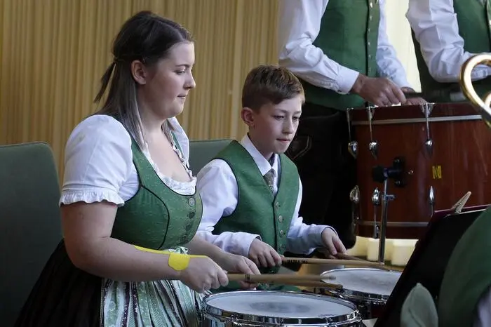Das gemeinsame Schnitzen des Maibaums und das „Volksfest“ bis in die späten Abendstunden umrahmten musikalisch die beiden Blaskapellen Gasen und Pischelsdorf. 