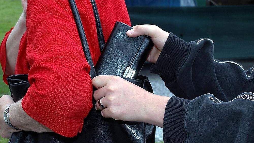 Ein rumänischer Taschendieb stahl die Geldbörse aus einer Handtasche (Symbolfoto)
