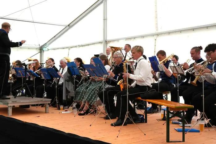 Mit dem Begrüßungsmarsch „Für ewig vereint“ durch den MV-Obdach mit Kapellmeister Johann Sattler erfolgte dessen Auftakt, danach das Gesamtspiel „Festmusik“ aller Musikkapellen unter Bezirks-Kapellmeister Herbert Bauer. 