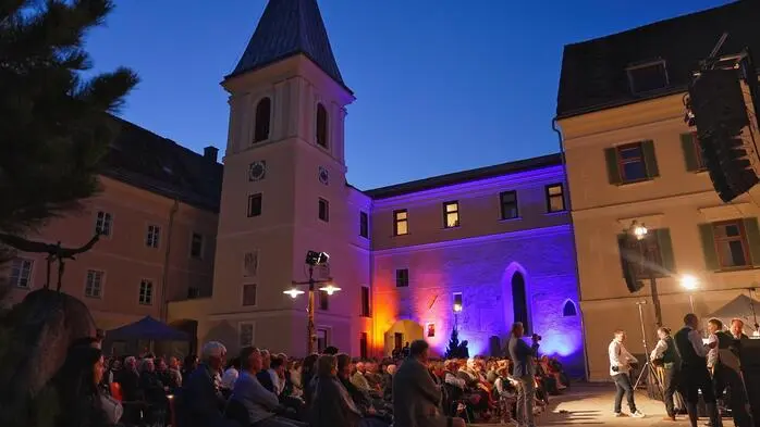 Klangvoller Sommerzauber vor historischer Kulisse: Ein musikalisch-kulturelles Highlight der Sonderklasse erlebten die zahlreichen Besucherinnen und Besucher beim Sommernachtskonzert auf Schloss Wasserberg in der Gaal.