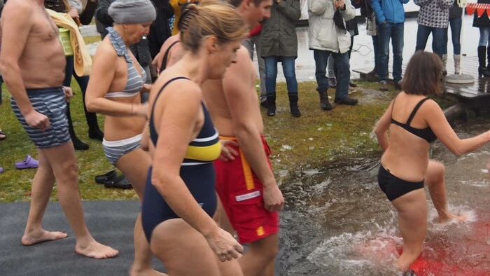 Zum fünften Mal ging am Montag zu Mittag das Neujahrsschwimmen am Keutschacher See über die Bühne. Erstmals war es heuer verregnet. . .