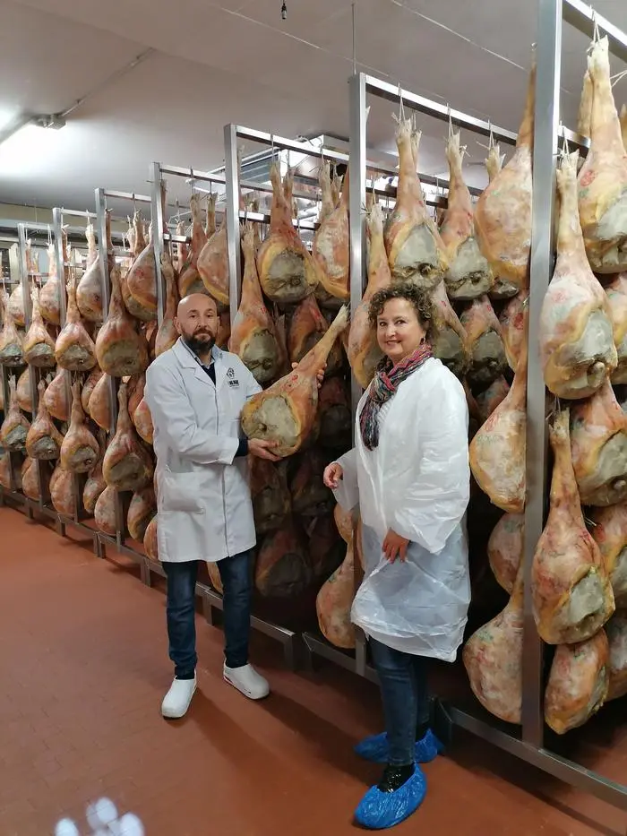 Nicole Richter mit Renato Molinaro in seinem Rohschinken-Schlaraffenland, wo die Zutaten aus der Region kommen