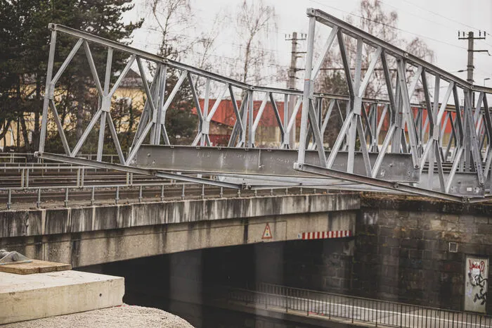 Diese wurde in den letzten Tagen über die Straße gespannt. Mit einer Länge von 33,5 Metern und einer Breite von 4,2 Metern wird ab Februar der gesamte Verkehr am Rudolfsbahngürtel über diese Brücke geleitet. Pro Tag derzeit rund 14.000 Fahrzeuge.