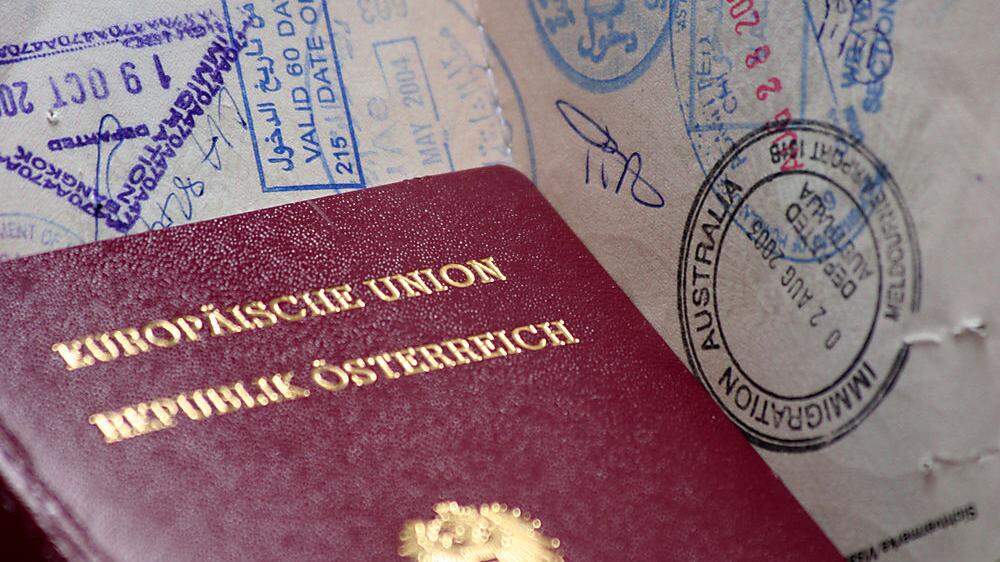 Wer einen Reisepass beantragen möchte, sollte sich rechtzeitig einen Termin bei einer Passbehörde reservieren 