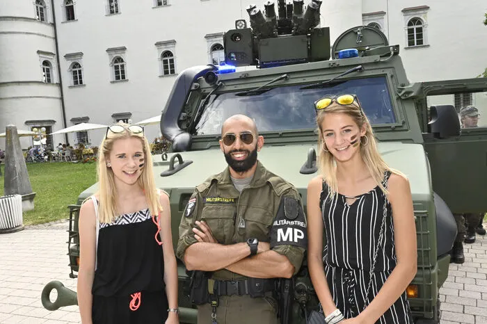 Die Militärpolizei mit modernstem Fahrzeug.