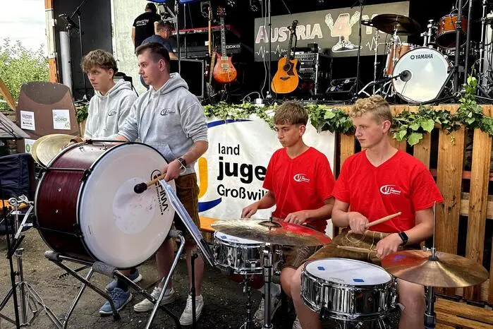 Neben der Weinkost, einer Hüpfburg für junge Gäste und dem Musikverein Großwilfersdorf unter dem Taktstock von Kapellmeister Stefan Hirt bildete die Feuersegnung den Höhepunkt der Veranstaltung.