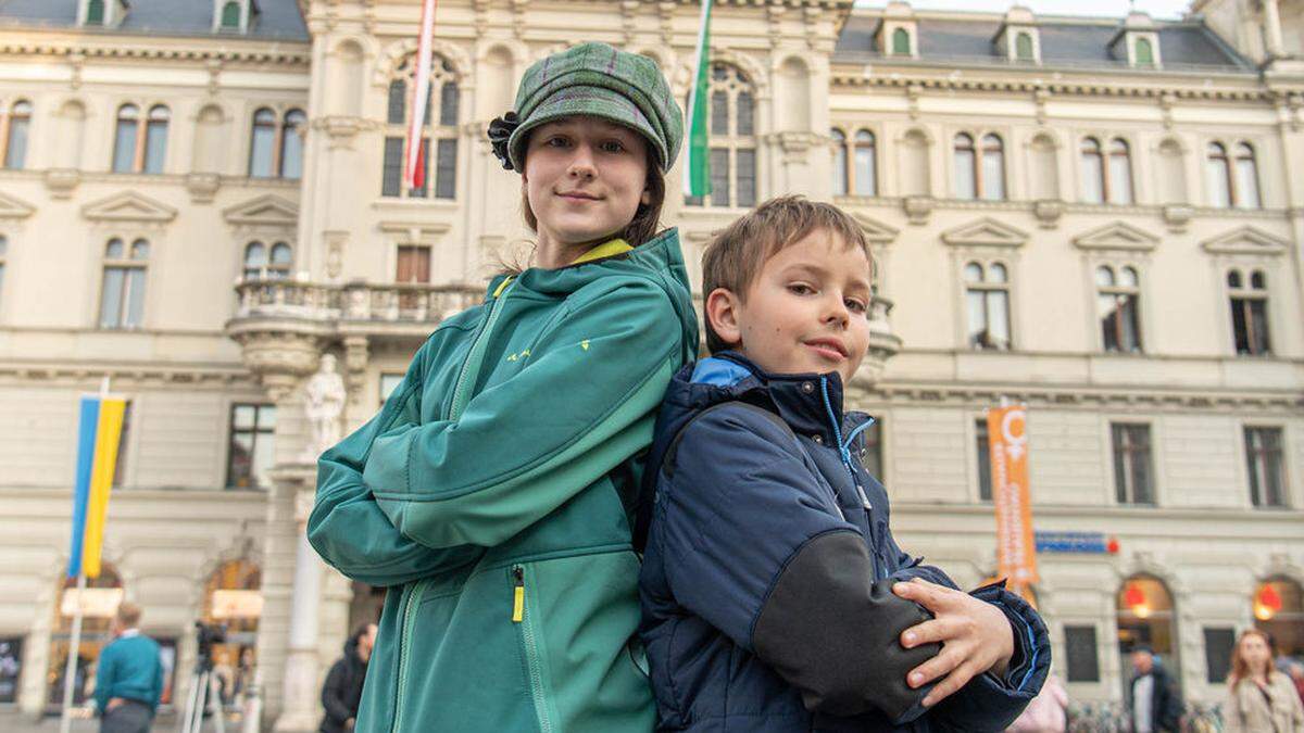 Lucia Havrillova und Felix Kanzler vor dem Grazer Rathaus