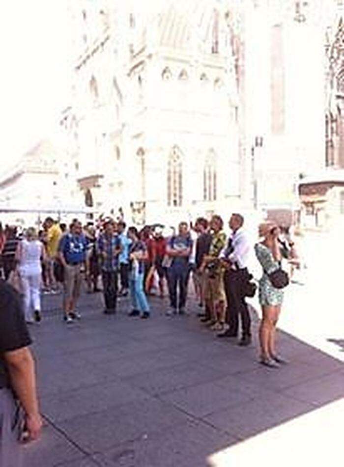 Schlange stehen vor dem Stephansdom in Wien