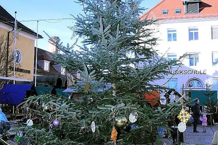 Die Einschaltung der Weihnachtsbeleuchtung nahm Bürgermeister Jochen Bocksruker vor.