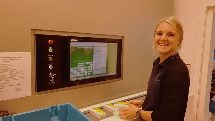 Kerstin Schwarz von der Stadtapotheke Gleisdorf beim Einsortieren der Ware.